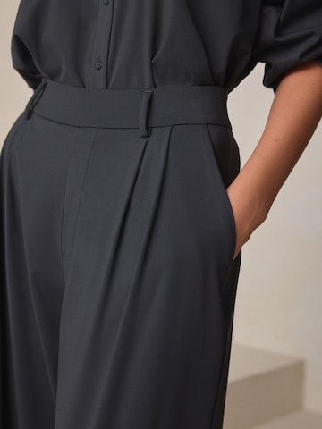 Next Широкий Брюки со складками в Черный