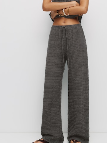 Pull&Bear Široký strih Nohavice - Sivá: predná strana