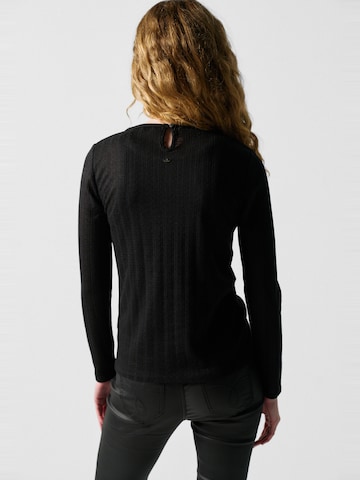Tricou de la KOROSHI pe negru