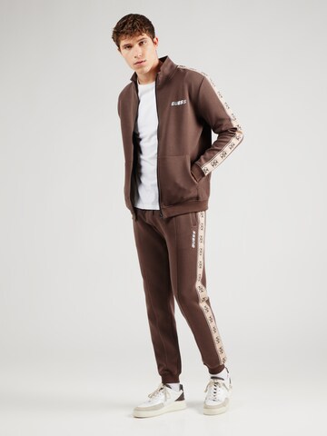 Tapered Pantaloni 'MICKEY' di GUESS in marrone