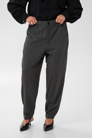 Regular Pantalon 'Riella' KAFFE CURVE en gris : devant
