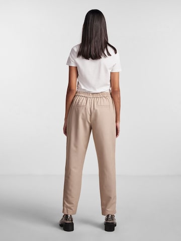 Regular Pantalon 'PCBOSELLA' PIECES en beige