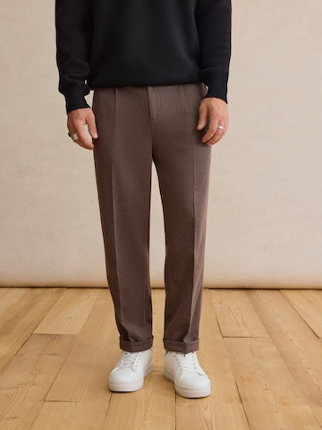 DAN FOX APPAREL Regular Pleat-front trousers 'Charlie' in Brown: front