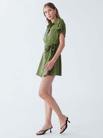 BWLDR - Vestidos camiseiros 'Lori' em verde