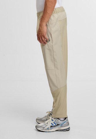 Sergio Tacchini Tapered Urheiluhousut 'Pelle' värissä harmaa