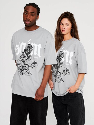 T-Shirt 'Saint' Multiply Apparel en gris : devant