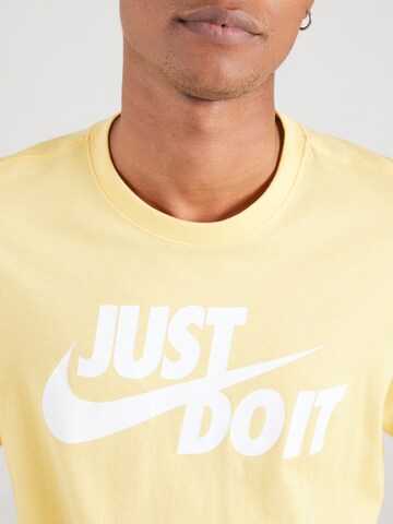 Nike SportswearRegular Fit Majica - zlatna boja