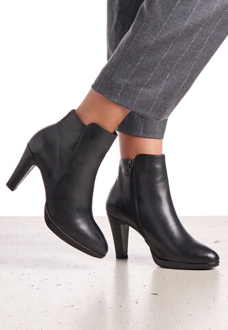 LLOYD Ankle Boots in Black: front