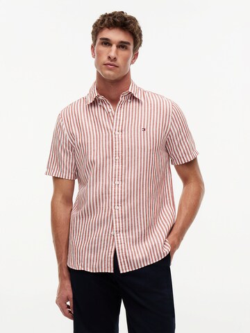 Coupe regular Chemise TOMMY HILFIGER en rouge : devant