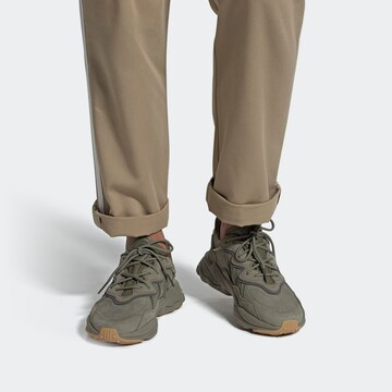ADIDAS ORIGINALS - Zapatillas deportivas bajas 'Ozweego' en verde