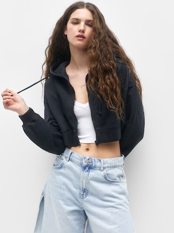 Pull&Bear Zip-Up Hoodie in Black: front