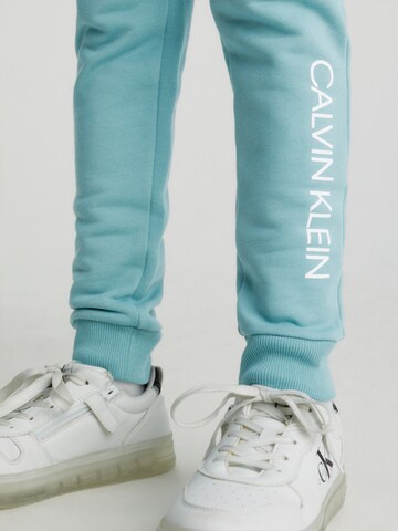 Calvin Klein Jeans Tapered Hose in Blau