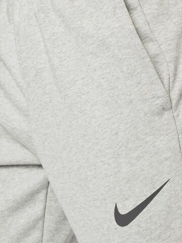 NIKE Tapered Sportbroek in Grijs