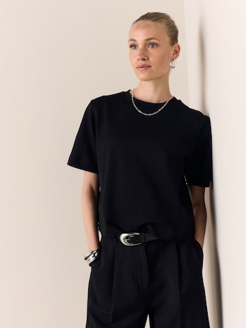 Next T-Shirt in Schwarz: Vorderseite