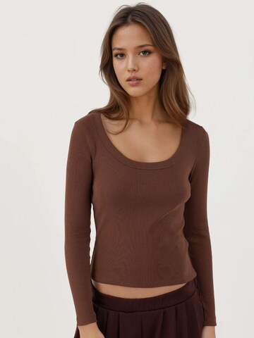 T-shirt Hiccup en marron : devant