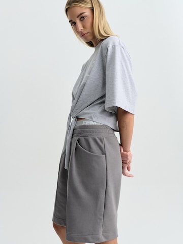 FEMSSY - Loosefit Pantalón 'CREASE SWEATHORTS GREY' en gris