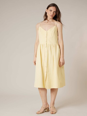 Robe 'Vanda' Deeluxe en jaune : devant