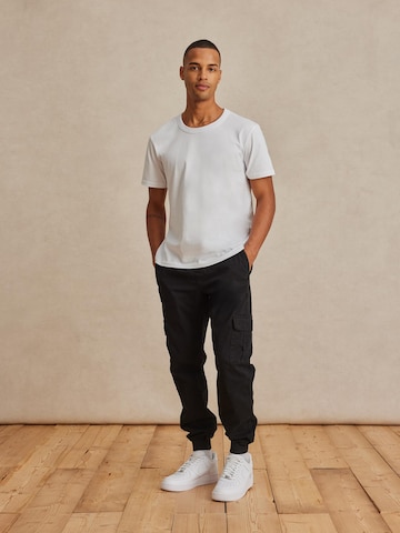 DAN FOX APPAREL Tapered מכנסיים 'Mats' בשחור