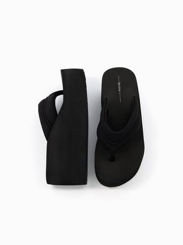 Flip-flops de la Bershka pe negru