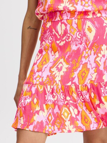 Gonna 'Jacqueline' di b.young in rosa