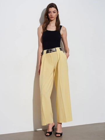 Dilvin Wide leg Pants in Yellow: front