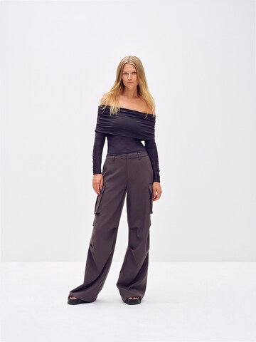 ABOUT YOU x Toni Garrn Loosefit Gargohousut 'Dakota' värissä harmaa