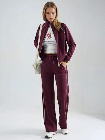 Tailleur di Hiccup in rosso: frontale