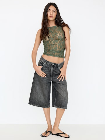 Top de la Pull&Bear pe verde