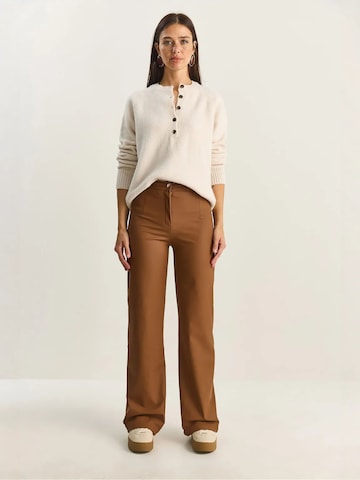 Bianco Lucci - Perna larga Calças em castanho