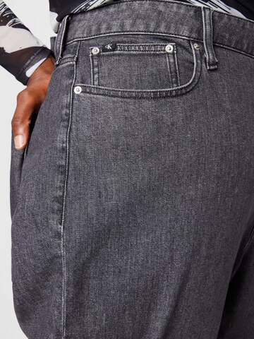 Calvin Klein Jeans Curve Tapered Jeans in Grau