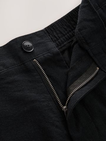 Next - regular Pantalón chino en negro