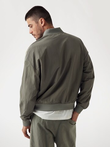 GUESS Between-Season Jacket in Green