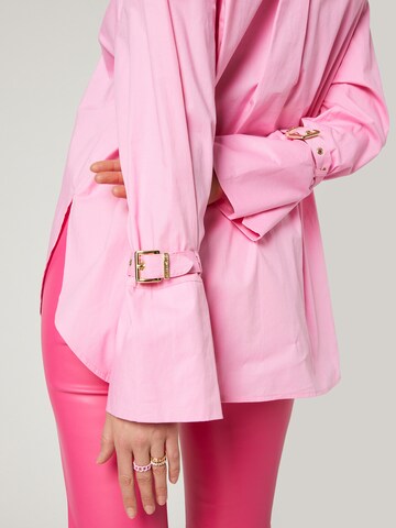 Hoermanseder x About You Blouse 'Cleo' in Roze