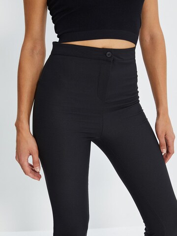 Trendyol Flared Hose in Schwarz