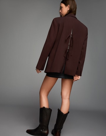 Sacou de la Bershka pe maro