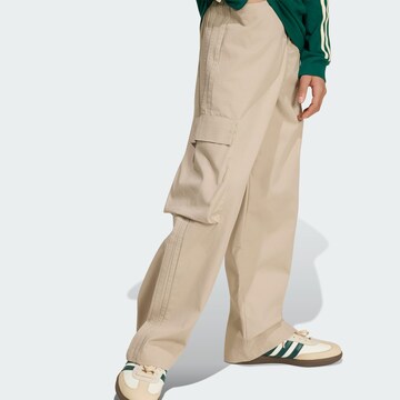 ADIDAS ORIGINALS Lużny krój Spodnie w kolorze beżowy