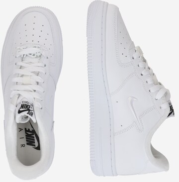 Nike Sportswear Matalavartiset tennarit 'AIR FORCE 1 '07 SE' värissä valkoinen