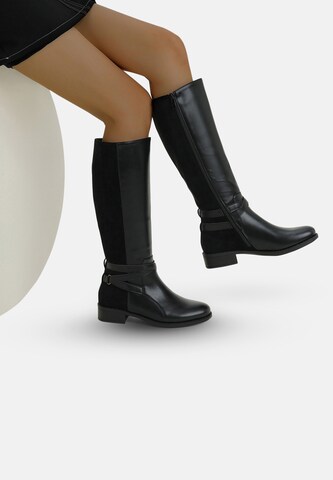 Elara Laarzen in Zwart