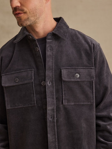 DAN FOX APPAREL - Ajuste regular Camisa 'Lucian' en gris