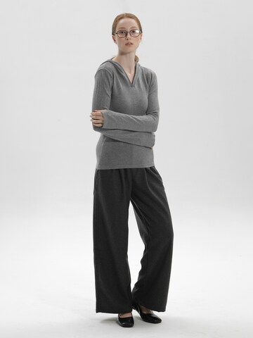 TorWeit Sticktop 'Black Hooded Knit Top'‌‌ in Grau
