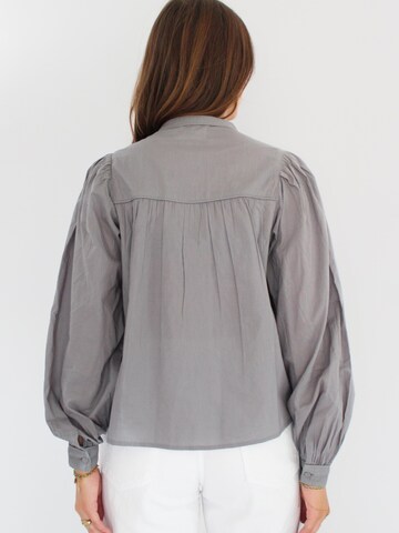 Honnête Atelier Blouse 'Feather' in Grijs