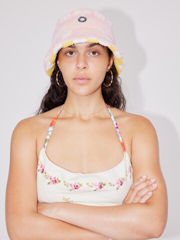 ABOUT YOU REBIRTH STUDIOS Hat 'Easy Breezy' in Pink: front