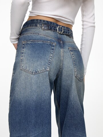 Pull&Bear Loosefit Džíny – modrá