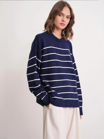 Pull-over oversize MixRay en bleu : devant