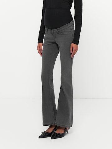 Vero Moda Maternity Rozkloszowany krój Jeansy 'VMMTANYA' w kolorze szary: przód