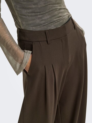 ONLY - Pierna ancha Pantalón plisado 'ONLPalino' en marrón