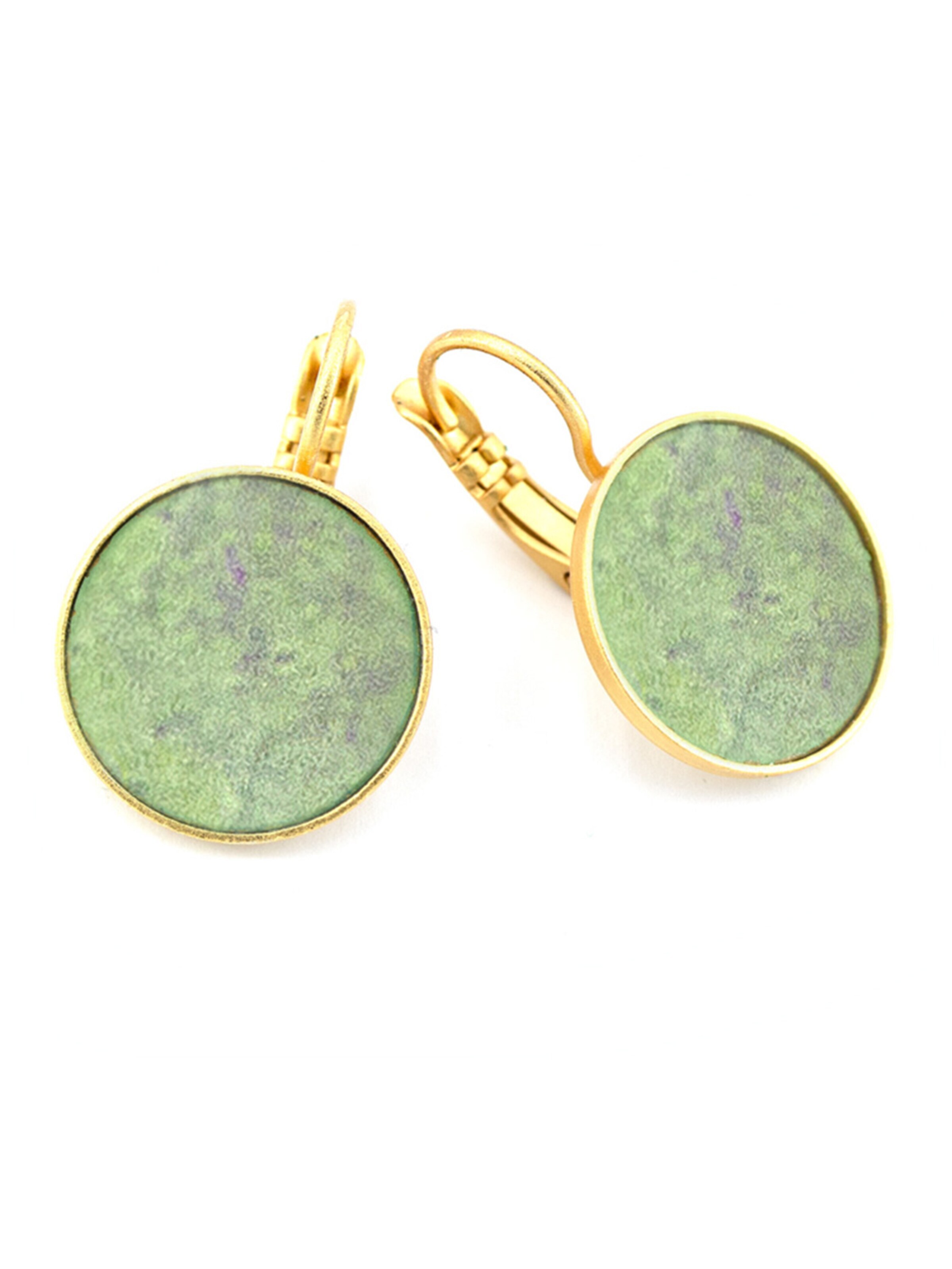 Sergio Engel Earrings 'Patina Ohrring 01 Vergoldete Edelstahlhänger mit farbig patiniertem Metalllättchen' in Green: front