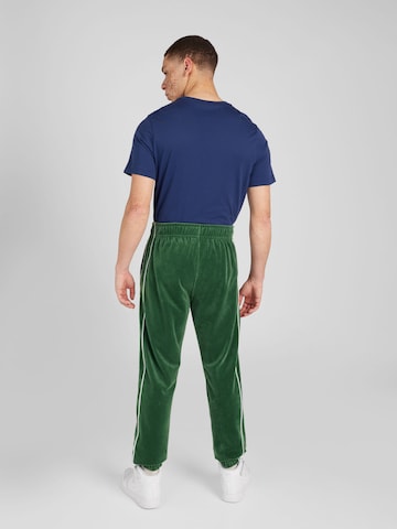 Nike Sportswear Zúžený strih Nohavice 'CLUB' - Zelená
