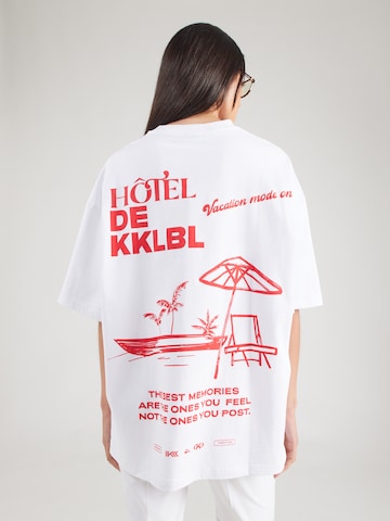 Tricou supradimensional 'Vacation' de la Karo Kauer pe alb: față