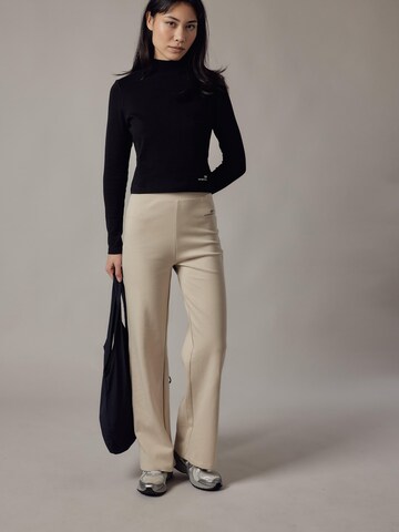 OWN Off With Nature Broek 'Panta Palazzo in Interlock' in Beige: voorkant